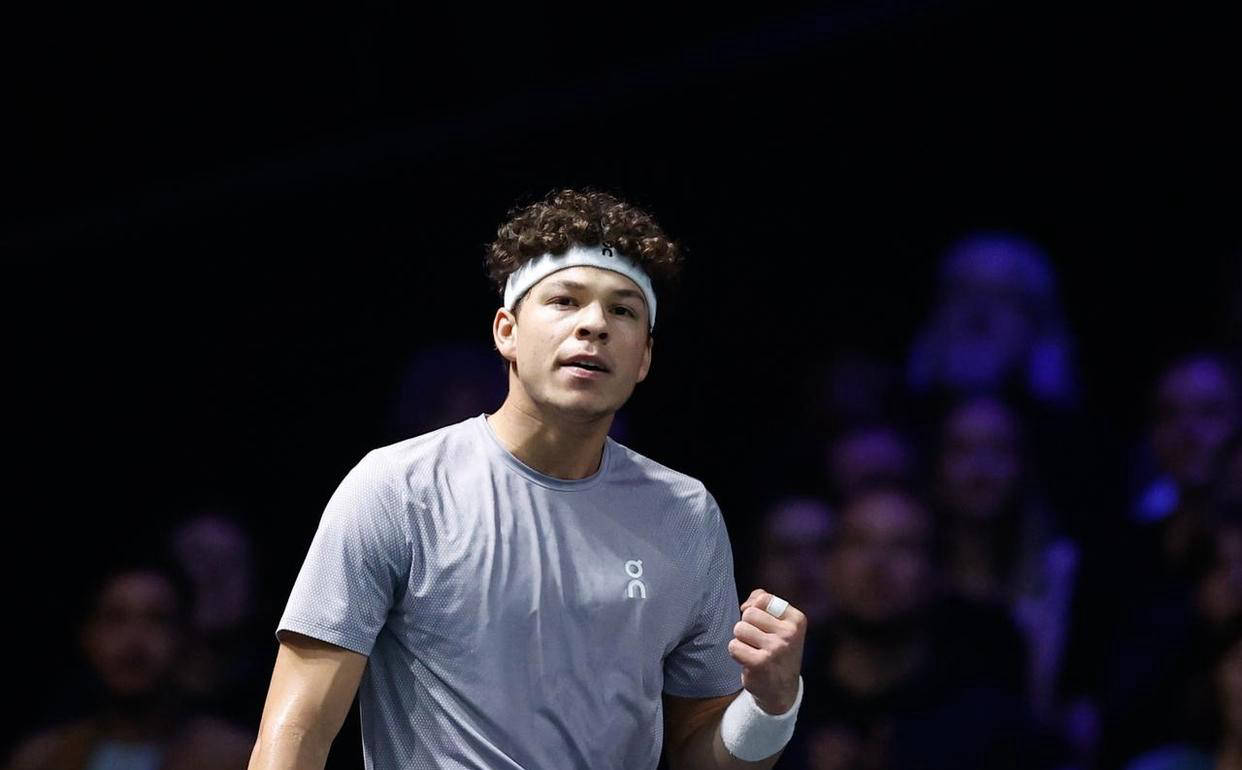 巴黎大师赛四强战对决在即!纽约尼克斯演练定位球,洛杉矶湖人密集防守应对(党毅飞最新比赛结果)